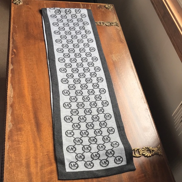 NWOT Michael Kors Scarf - Picture 2 of 4